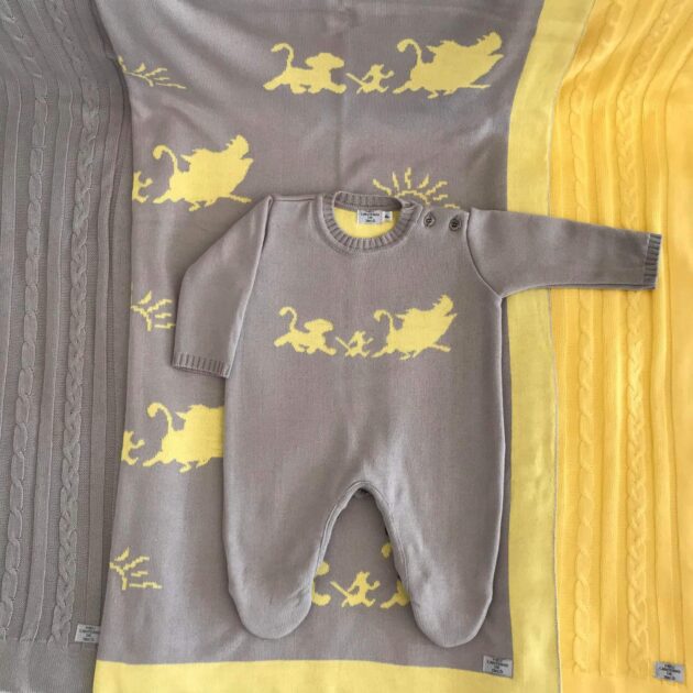 Macacão Tricot Rei Leão Cinza Vezzali - Meu Cantinho de Tricô